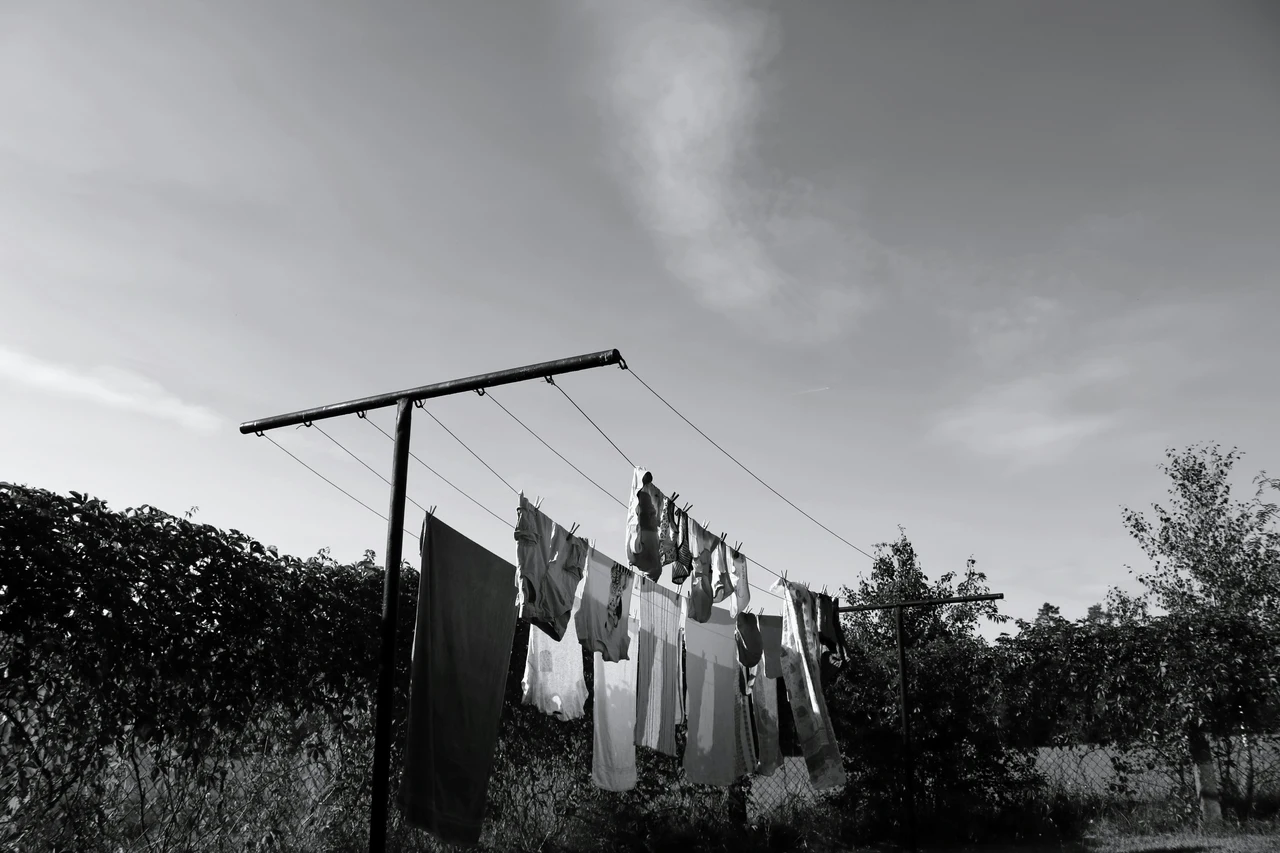 L’errore banale che fai stendendo il bucato all’aperto e che raddoppia le pieghe