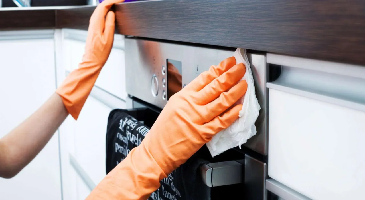 Cucina bianca opaca piena di aloni e impronte? Ecco il metodo corretto per pulirla senza rovinarla