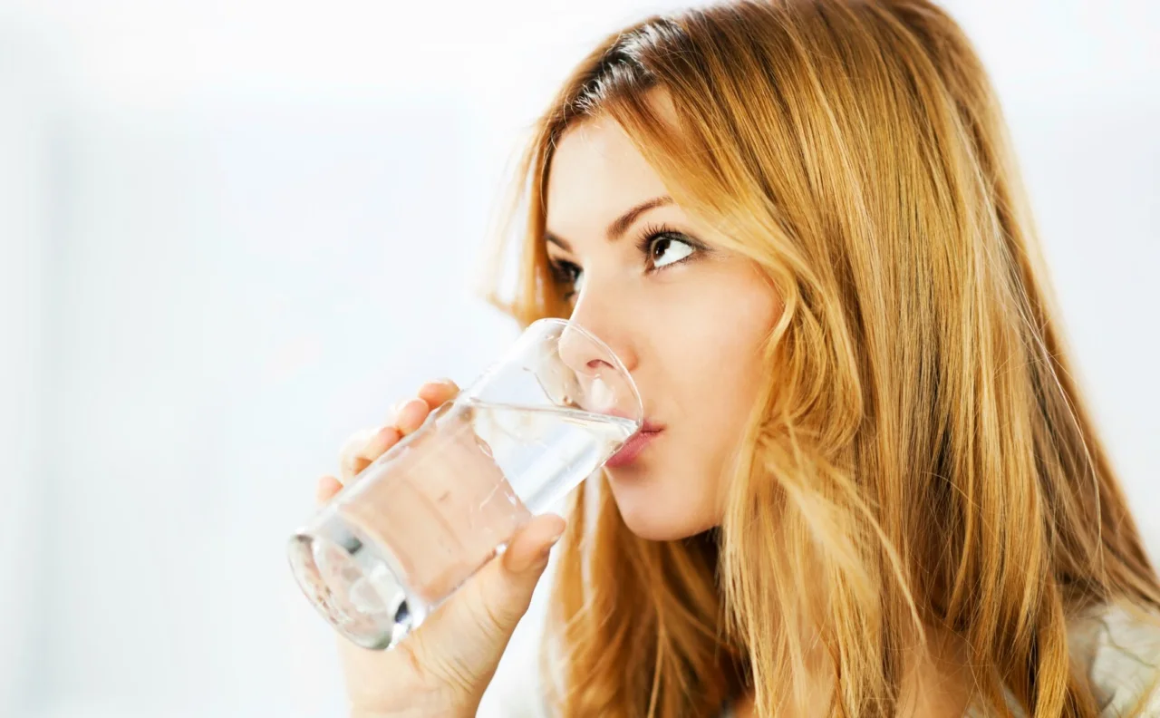 Bevi l’acqua del rubinetto? Ecco perché dovresti sempre farla decantare prima di usarla