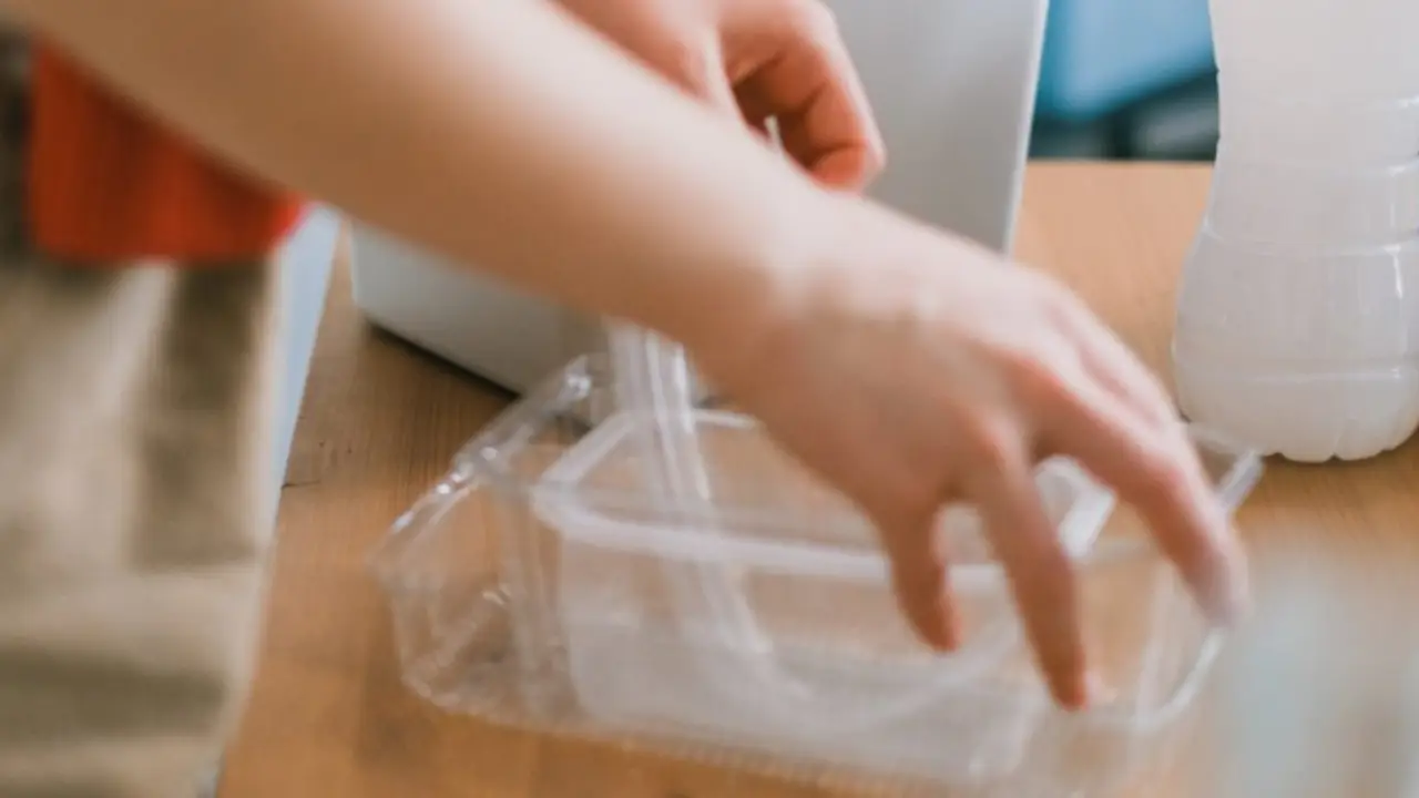 Hai fuso la plastica nel forno per errore? Ecco il trucco rapido per eliminarla subito